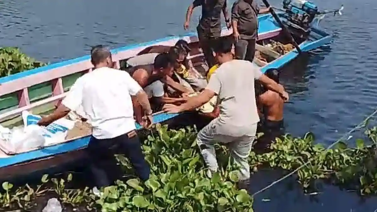 Garis polisi yang melintang di sekitar kawasan Waduk Jatiluhur, Kabupaten Purwakarta, Jawa Barat, lokasi penemuan jasad satpam dengan tangan terborgol.
