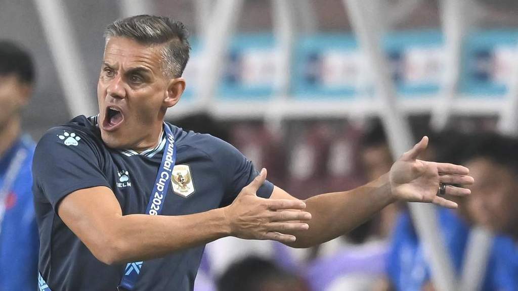Pelatih Timnas Indonesia John Herdman memberikan instruksi dari pinggir lapangan Stadion Pakansari saat laga menghadapi Vietnam di ajang Piala AFF 2026.