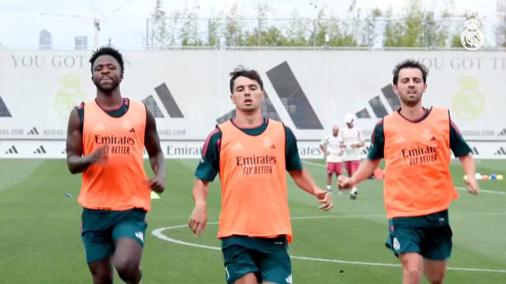 Pelatih Real Madrid Jose Mourinho memberikan arahan kepada gelandang barunya Bernardo Silva dalam sesi latihan di pusat latihan Valdebebas.