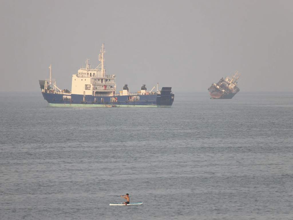 Kapal kargo dan tanker minyak yang melintasi perairan strategis di kawasan Teluk dan Selat Hormuz saat pengawasan ketat maritim.