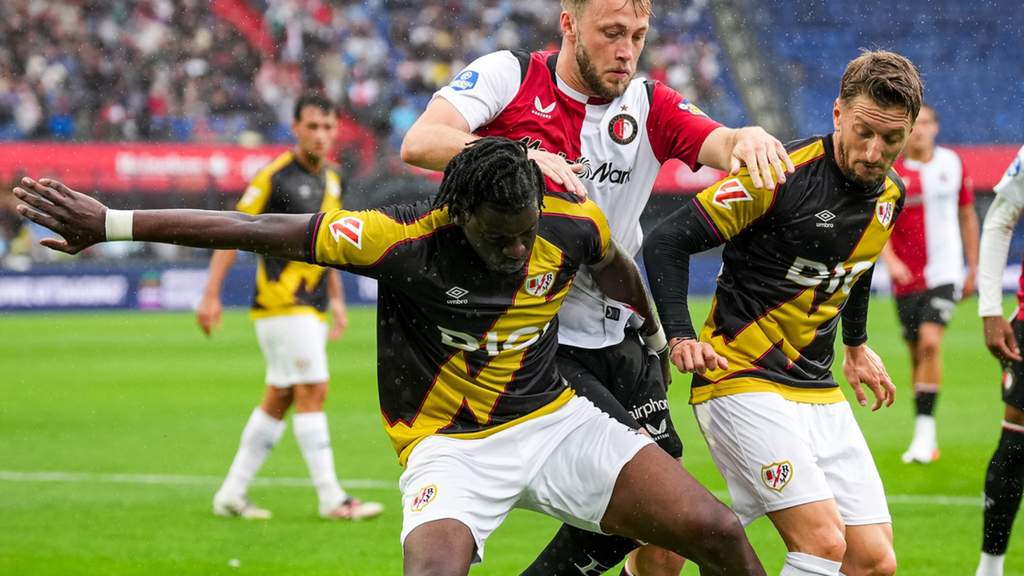 Para pemain Rayo Vallecano melakukan sesi latihan taktik di lapangan hijau jelang pertandingan uji coba pramusim menghadapi klub Belgia Charleroi.