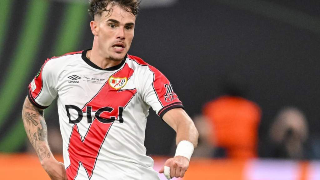 Bek kiri asal Spanyol Pep Chavarría saat mengenakan jersey latihan dalam sesi perkenalan resmi usai merampungkan proses transfer dari Rayo Vallecano menuju klub Liga Inggris Chelsea.