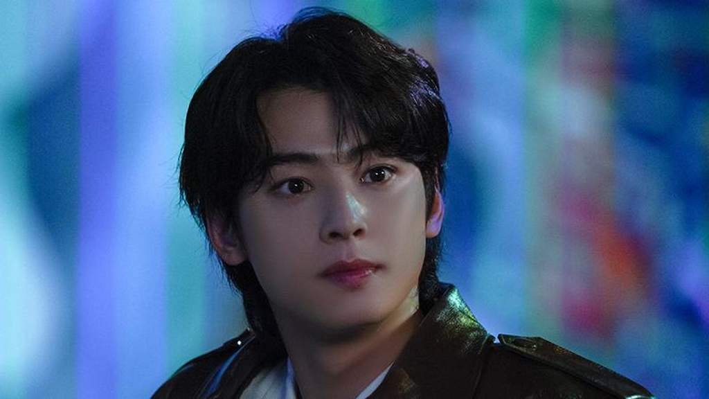 Potret aktor dan idol Korea Selatan Cha Eun-woo saat menghadiri sebuah acara resmi sebelum menjalani wajib militer.