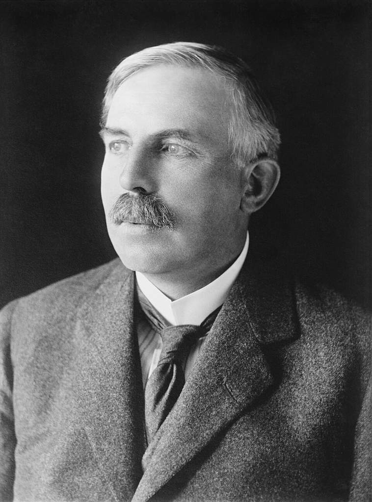 Potret hitam putih Ernest Rutherford, ilmuwan peraih Nobel Kimia yang dikenal sebagai pelopor riset fisika atom dan nuklir modern.