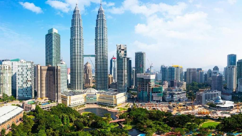 Suasana kawasan wisata Kuala Lumpur yang ramai dikunjungi oleh wisatawan asing pada musim liburan pertengahan tahun 2026.
