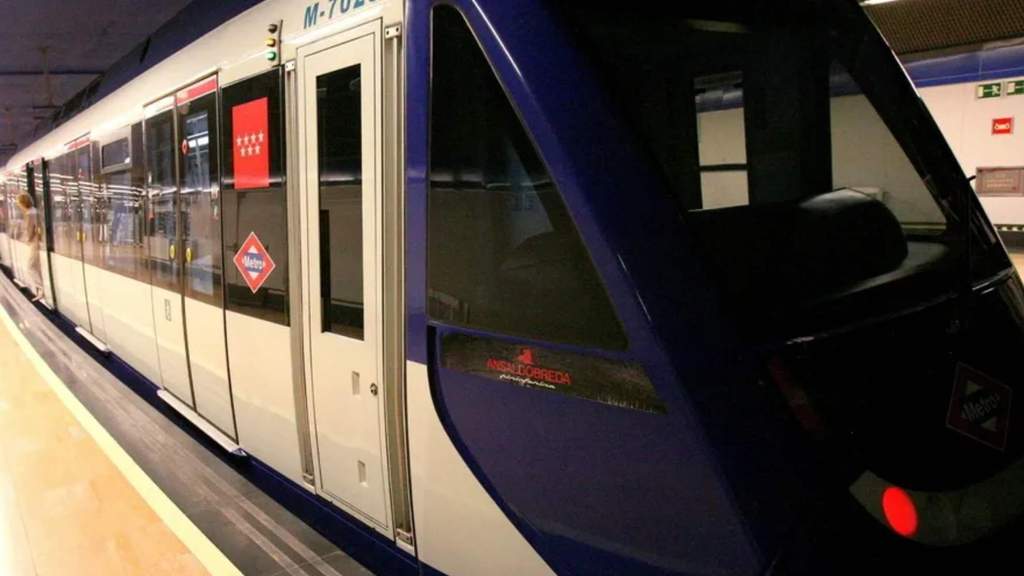 Tampak area stasiun bawah tanah Metro Madrid yang mendapatkan dekorasi khusus bertema klub sepak bola Getafe CF.